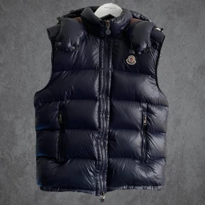 Moncler Väst  - Fin Moncler väst som inte används || Kvitto finns! || Byten kan tänkas vara aktuellt || Hör gärna av dig vid frågor eller funderingar! || mvh 