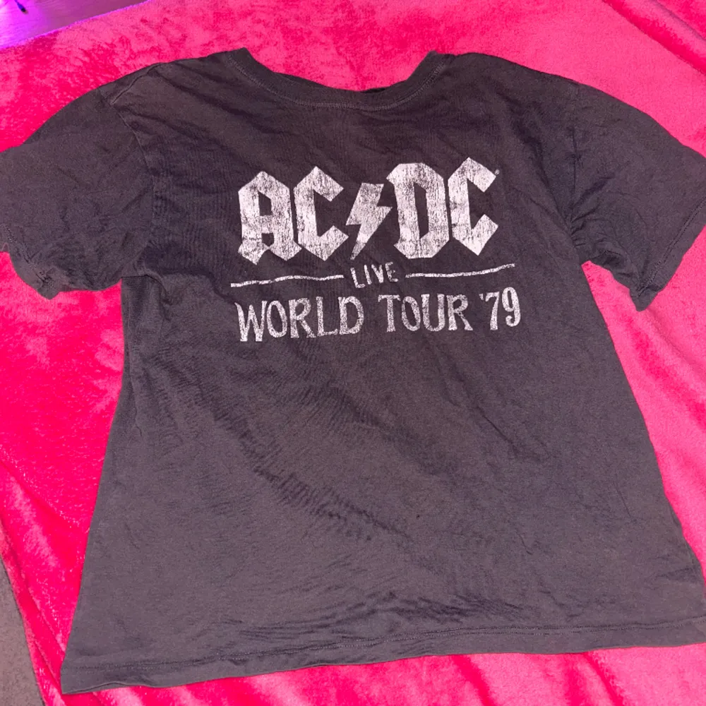 T-shirt med acdc tryck💕🎀. T-shirts.