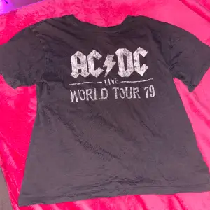 T-shirt med acdc tryck💕🎀