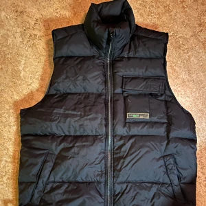 Retro Quicksilver väst  - Riktigt skön väst i storlek M  Ej använd senaste åren därav säljer jag. Mycket bra skick 