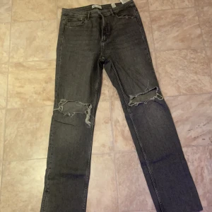 Zara jeans  - Jätte fina Jeans från zara i storlek 44 med slitningar på knäna och slits , byxorna säljs för 120 kr