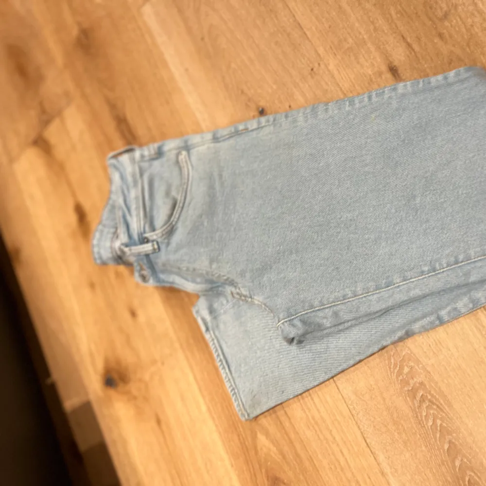 light washed straight legged jeans never worn before in perfect condition . Jeans & Byxor.