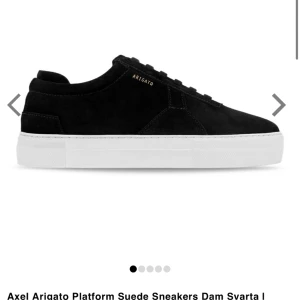 Axel arigato plattform sneakers - Helt oanvända Axel Arigato skor på grund av för små, fick i födelsedagspresent. Nyskick i storlek 38.