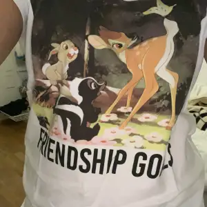 En tröja med Bambi och hennes kompisar 