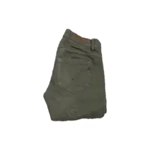 - Gröna Dondup jeans (destroyed modell) - Model George - Skick 9/10 - Endast jeansen medföljer