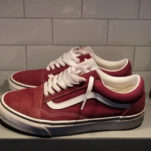 Vinröda vans  - Tja! Säljer nu mina vinröda vans i storlek 43! Bra skick :) paketpris ifall du köper båda min vans som finns på min profil 😊