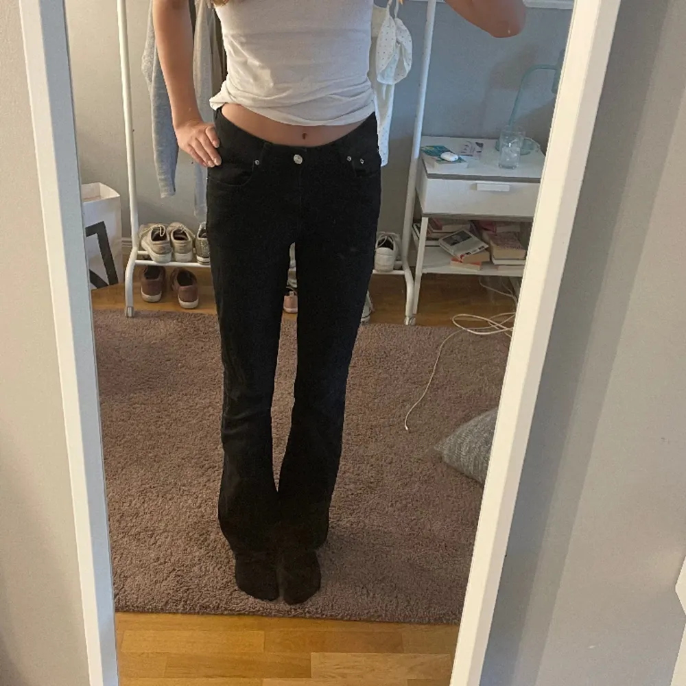 Skitsnygga jeans från Gina tricot. Fint skick och sitter bra på mig som är 1,75. Fråga om fler bilder önskas💗Säljer även likadana i blått. Farkut & Housut.