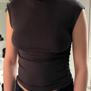 Topp  - Den populära toppen ”soft touch funnel neck top” från ginatricot. Så fin men kommer inte till användning, helt oanvänd.🥰🥰