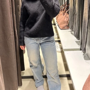 Lågmidjade jeans - Lågmidjade jeans från weekday. Modellen arrow low. Snyggaste tvätten, fräsch ljus blå! Gott skick❤️  36 cm rakt över midjan