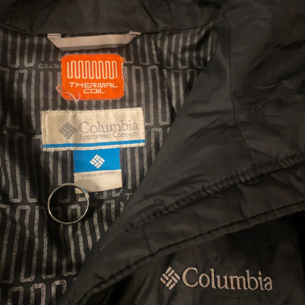 Columbia puffer i mycket bra skick förutom en liten reva vid bröstkorgen som inte syns så tydligt. Väldigt varm tack vare Columbias thermal coil teknologi. Neutral look och fit som passar många olika outfits. Tag XL men passar medium herr. . Jackor.