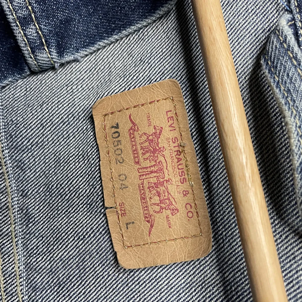 Säljer vintage jeans jacka från Levis som är i ganska bra skick. Använd några gånger. . Jackor.