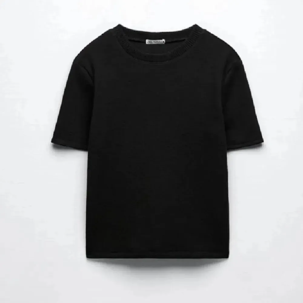 Säljer min super fina stickade svarta mjuka kortärmade tröja från zara, sotorleken är M men xs-s också!💕. T-shirts.