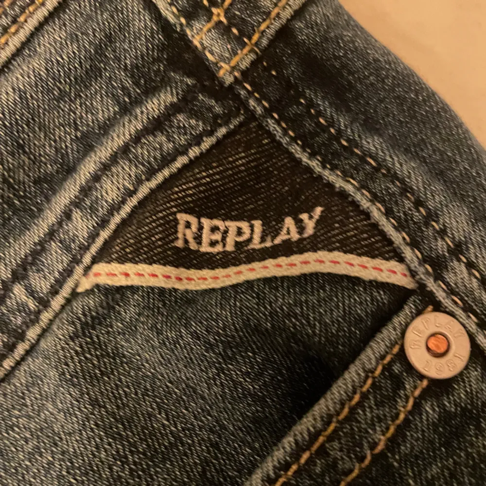 Riktigt par feta Replay jeans, skick 8/10 nypris 1500+. Modellen är 1,79 och väger 70! //Mvh STHG. Jeans & Byxor.