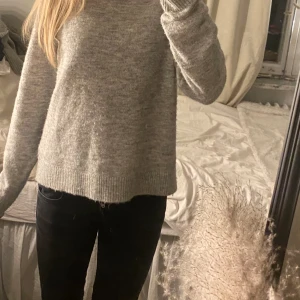 Stickad tröja från veromoda - Grå stickad tröja ifrån veromoda, aldrig använd endast testad💗 storlek M men passar mig som brukar ha s/xs 