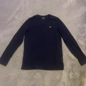 En mörkblå tröja från Lyle & Scott | Storlek 14-15 år/ S | Skick 10/10, använd 1-3 gånger | Färg, mörkblå | Inga slitage eller defekter | Pris 249kr |😃😃Perfekt nu till våren