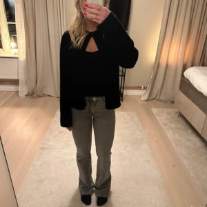 Flare jeans  - Säljer dessa full length flare jeans mid waist från Gina tricot. Använd typ en gång så dem är som nya. Storlek 32💗