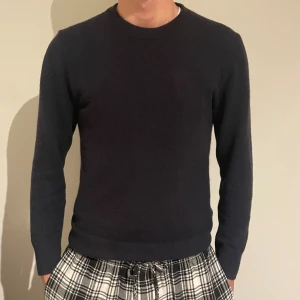 Kashmir tröja - Säljer denna feta kashmirtröja i färgen marinblå. Den är i storleken S samt att den är i 9,5/10 i skick.  Vid midnatt lilla fråga är det bara att hojta!