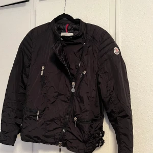 Moncler vårjacka - Säljer en otroligt snygg Moncler jacka som har mycket unika detaljer som gör den riktigt fet. Jackan är knappt använd och är i storlek 2. Hör av vid frågor!