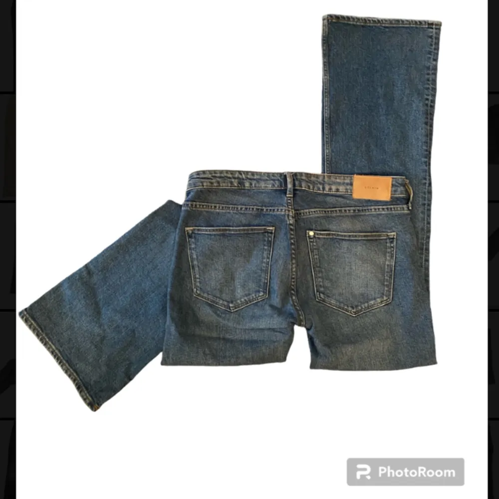 Jättefina lågmidjade bootcut jeans köpta second hand. Hör av dig vid fler frågor🩷. Jeans & Byxor.