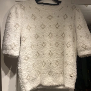 Stickad tröja  - En jätte fin nästan oanvänd tröja i jätte bra skick från Lindex. Storlek S och säljer pågrund av att den inte kommer till användning. 