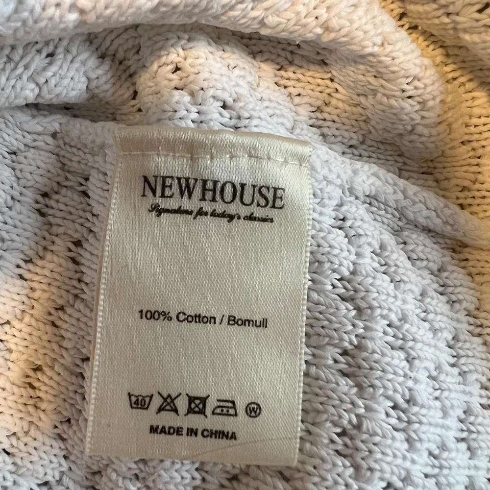 Säljer denna fina vita tröja från Newhouse. Mycket fint skick och i fin kvalite. Tröjan är gjord i 100 % bomull. Nypris ca 1000 kr.   . Tröjor & Koftor.
