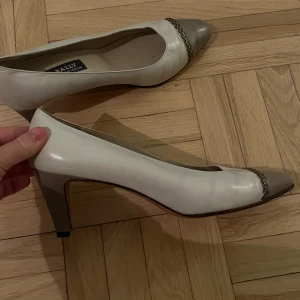 Klackskor - Snygga skor köpta på Sellpy! De är lite för stora så behöver sälja de tyvärr :( Lite svaga svarta fläckar som säkert går bort om man gnuggar men har inte försökt själv.