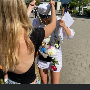 Fantastisk studentklänning  - Säljer nu min fantastiska studentklänning. Den är från design by si men ärmarna och midjan är omsydda av skräddare för en ännu mer smickrande passform.