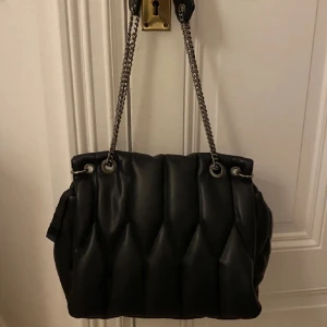 Svart skinn väska  - Säljer min väska ifrån zara då den inte kommer till användning. Skriv om ni vill ha flera bilder. 