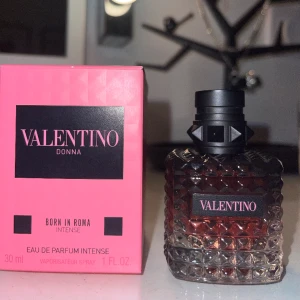 Valentino parfym, endast provad - Julklapp som ej passade mig. Endast taget ett par sprayningar för att prova, i stort sett helt oanvänd. Doftar otroligt gott!🩷 Nypris 1 000:-