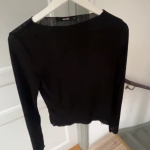 Tröja - Svart lite genomskinlig tröja från bikbok i storlek xs (Lite slitage vid ärmen -> sista bilden) 💕