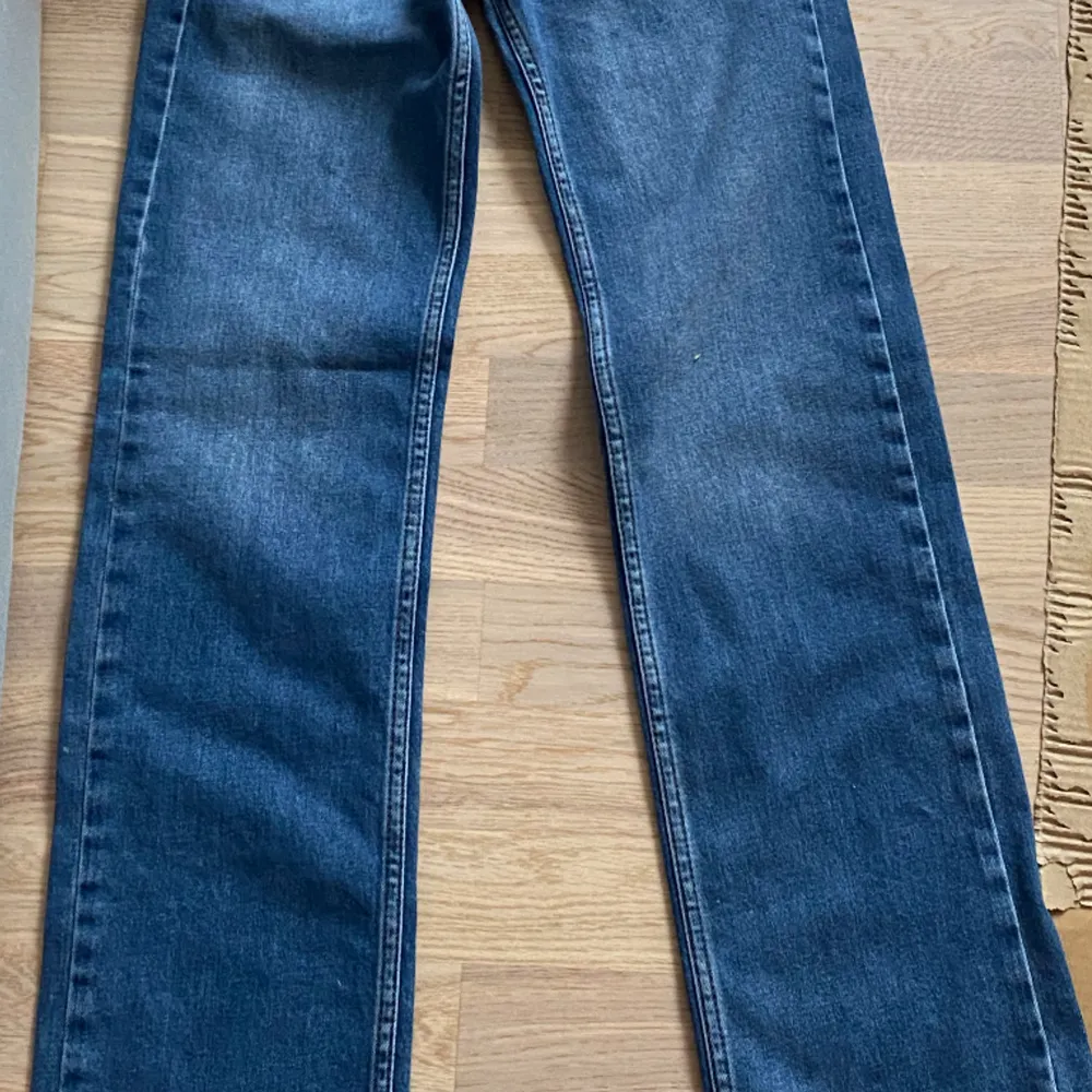 Blå snygga jeans från Nelly. Low waist, helt nya aldrig använt men säljer pga retur. Lite för korta på mig som är 173. Köpte för 599kr men säljer för 499kr.. Jeans & Byxor.