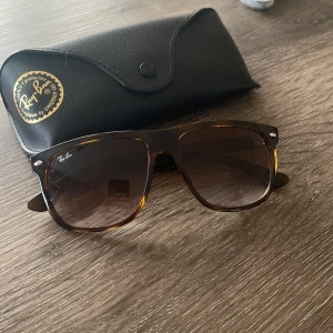 Rayban Boyfriend - Säljer dessa stekar brillor som är nyköpta. Säljer eftersom jag vill ha några andra! Perfekt till sommaren och outfits, speciellt om du har stockholmstil eller grisch stilen. Den är i Small Size men den passar också som medium eller no size! 
