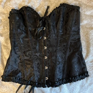 Korsett - Svart korsett som går att dra åt med snören i ryggen. Inte använd och i bra skick!💕
