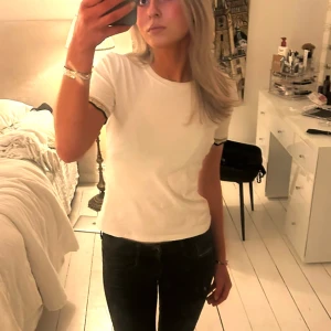 Söt topp från zara - En söt topp med fina gulddetaljer från zara, superskön och fin nu till sommaren, funkar till typ allt🌟🌟🌟🦋