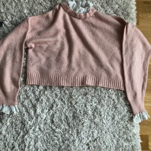 Råsa crop tjocktröja  - En snygg råsa crop tjocktröja pris kan diskuteras 