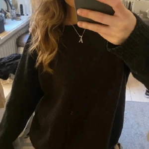 svart stickad tröja - Säljer min aldrig använda stickad tröja från Gina tricot i stl S  köpt för 399 säljer för 150