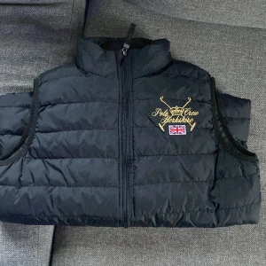 Ralph lauren väst  - En super fin väst från Ralph lauren som ändats är använd 3 gånger|| pris 399|| storlek M|| vid flera frågor kontakta oss!!