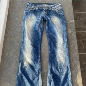 Lågmidjade jeans - Ett par skitsnygga Low-waist jeans som är vintage och passar xs-s! De är mycket bekväma och passar till allt. De är 39cm rakt över midjan och innerbenslängen är 78cm. 💗💗