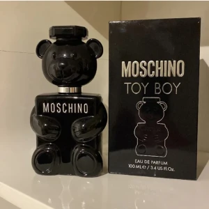 Moschino toy boy 100ml - Säljer nu min moschino parfym då jag inte riktigt tycker den passar mig. Det är 100ml men ca 80-85ml kvar. Ny pris ligger som billigast 800kr på nätet men mitt pris är 300!