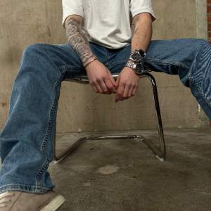 Blå jeans som är raka i modellen i storlek 34/34. Köp via Instagram @avint.uf 💕