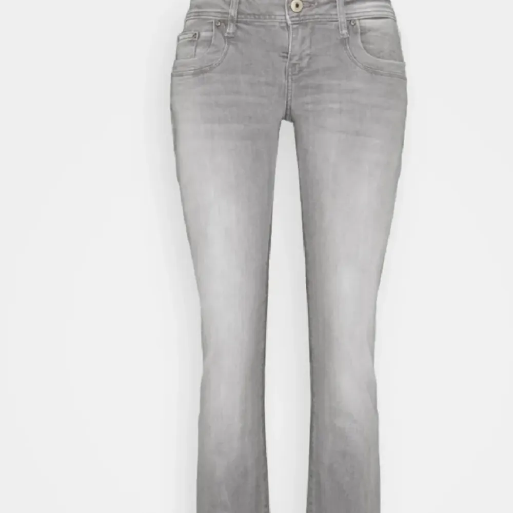 Säljer dessa jeans då de är för stora. Skriv för egna bilder❤️. Jeans & Byxor.