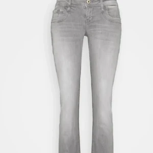 Valerie jeans - Säljer dessa jeans då de är för stora. Skriv för egna bilder❤️