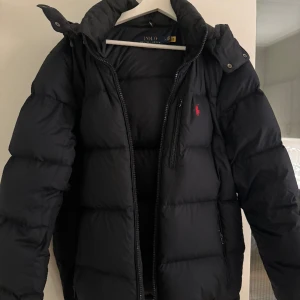 Ralph Lauren jacka - Säljer min superfina Ralph lauren dunjacka.  Köpte denna jacka i börjar av vintern och säljer den nu då jag kommer köpa nu jacka till nästa år. Den är hel och fin och som i nyskick. Använd väldigt varsamt. Nypris 4995kr Kan gå ner vid snabb affär