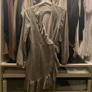 Klänning - Omlott klänning! Passar till både vardag och fest!