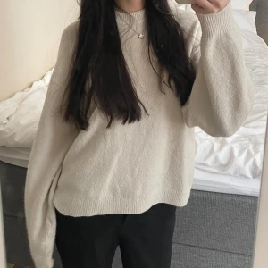 Krämvit stickad tröja - Jätte skön tröja från h&m, använd några gånger men den är i fint skick! Skriv innan ni köper med köp nu knappen