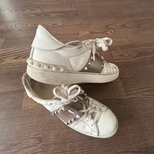valentino skor - jag säljer mina valentinoskor i storlek 38. de är väl använda och lite slitna men fungerar jättebra ändå!