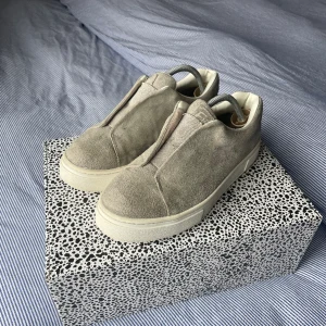 Eytys Doja Grå Suede - Eytys skor köpta i butik i Stockholm. Sparsamt använda. 