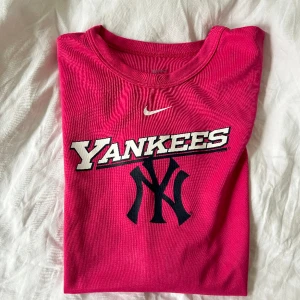 ‼️SELLOUT!! yankee x nike t-shirt 🩷 - Säljer denna t-shirt i träningsmaterial! den är i storlek S, även därför jag säljer den då den är för liten för mig som har storlek M. Den är köpt secondhand och den har inga defekter! 🎀