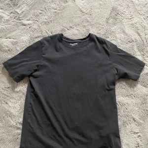 Jack&Jones tshirt - Säljer en oanvänd jack & jones t shirt i storlek small. 