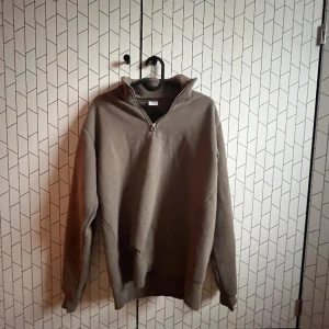 Zara half zip - Tjena! Säljer nu denna zara half zipen // Skick 10/10 knappt använd // Har du några funderingar eller frågor så kom gärna pm.